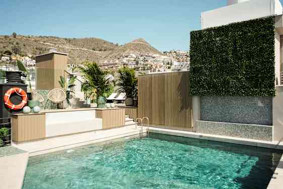 En swimmingpool med utsikt över en bergslandskap. (AI-genererad text)