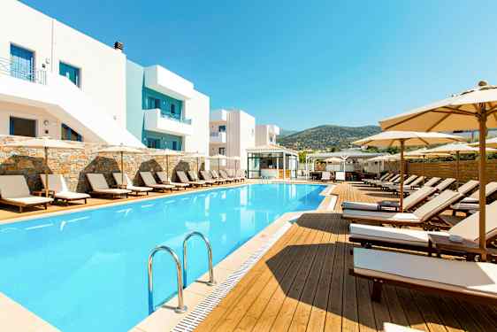 Utomhuspool och solstolar vid hotellbyggnad. (AI-genererad text)