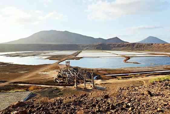 Saltfält med berg i bakgrunden. (AI-genererad text)