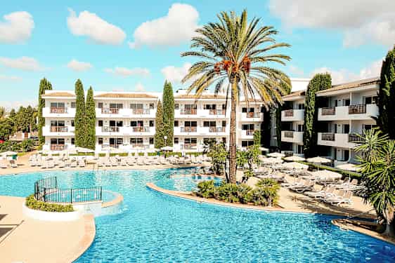 Bild av hotellområde med pool och solstolar. (AI-genererad text)