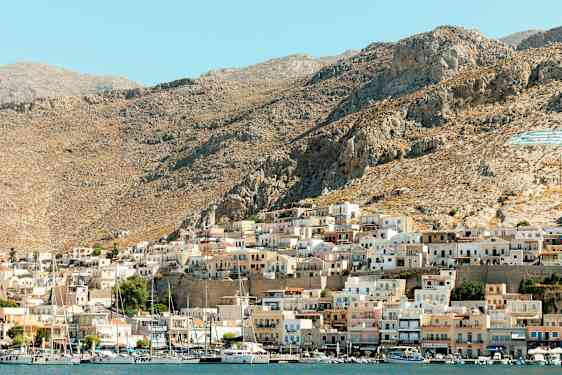 En kuststad med små hus på en bergssluttning. (AI-genererad text)