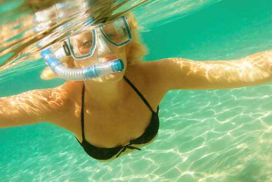 Person som snorklar under vatten. (AI-genererad text)