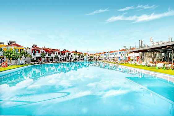 Stor pool med färgglada byggnader i bakgrunden. (AI-genererad text)