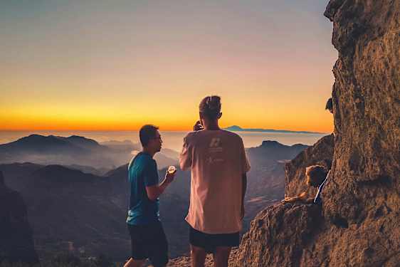 Två personer betraktar en bergsutsikt vid solnedgången. (AI-genererad text)