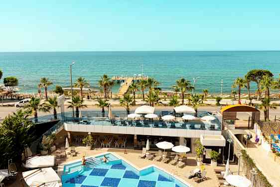 Utsikt från hotellet mot havet med pool, terrass och brygga. (AI-genererad text)