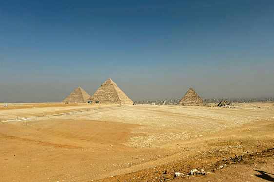 Bilden visar de stora pyramiderna i Giza omgivet av ökenlandskap. (AI-genererad text)