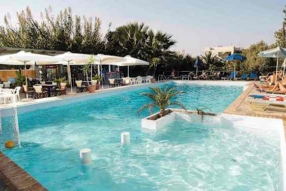 En swimmingpool med solstolar, parasoller och en serveringsyta i bakgrunden. (AI-genererad text)