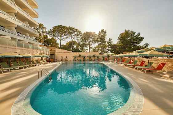 En utomhuspool med solstolar och parasoller i en solig miljö. (AI-genererad text)