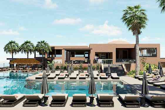 Utomhuspoolområde med solstolar, parasoller och palmer framför ett modernt hotell. (AI-genererad text)