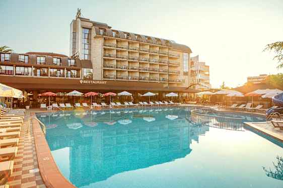 Hotellbyggnad med balkonger, en restaurang och en utomhuspool. (AI-genererad text)