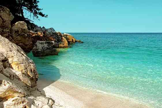 Kust med klippor och turkost hav. (AI-genererad text)