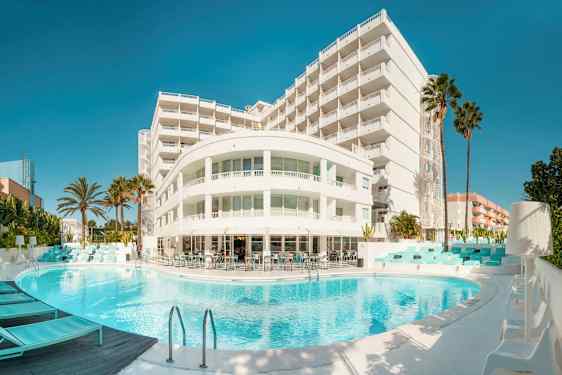 En hotellbyggnad med balkonger och en utomhuspool. (AI-genererad text)