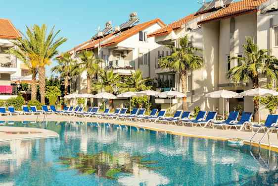 Utomhuspool vid hotell med solstolar och parasoller. (AI-genererad text)