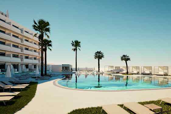 Modern hotellbyggnad med en pool omgiven av solstolar och palmer. (AI-genererad text)