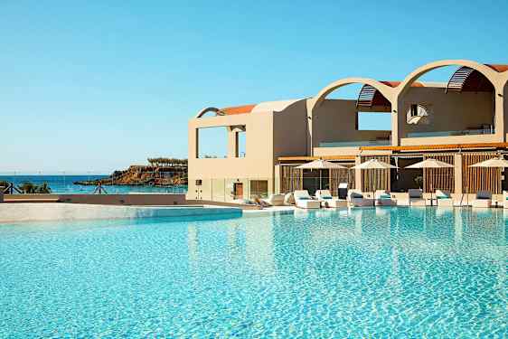 En swimmingpool vid ett hotell med havet i bakgrunden. (AI-genererad text)