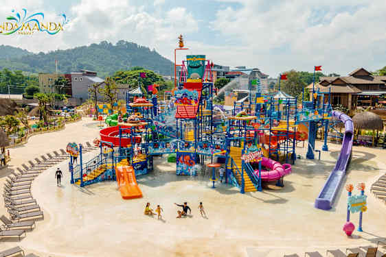 Färgglad vattenlekplats med rutschbanor och simbassänger. (AI-genererad text)