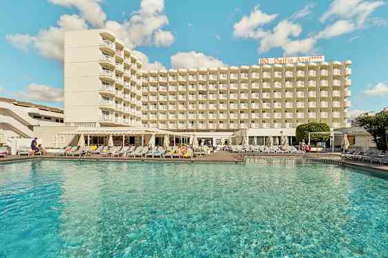 Bild av en hotellbyggnad med en pool i förgrunden. (AI-genererad text)