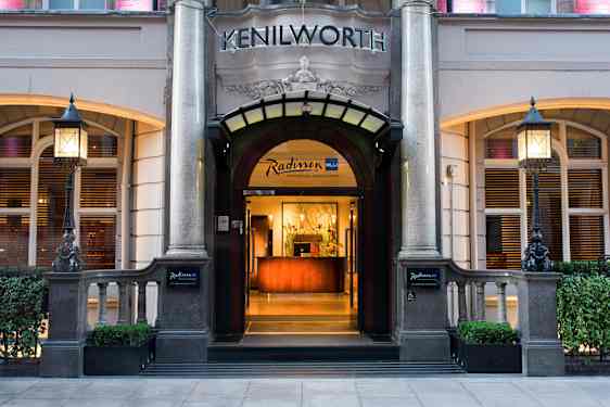 Ingång till Radisson Blu Edwardian Kenilworth Hotel. (AI-genererad text)