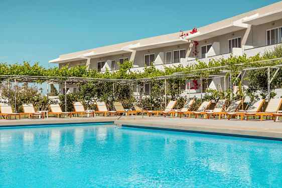 Utomhuspool framför en rad solstolar och ett hotell i bakgrunden. (AI-genererad text)