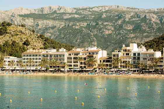 Strand med hotell och berg i bakgrunden. (AI-genererad text)