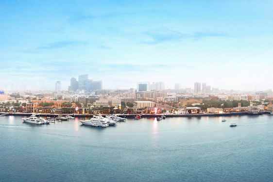 En panoramabild över en stad med en stor vattenled och flera båtar och byggnader i bakgrunden. (AI-genererad text)