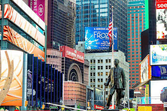 En stadsplats med färgglada skyltar, reklam och en staty i förgrunden. (AI-genererad text)