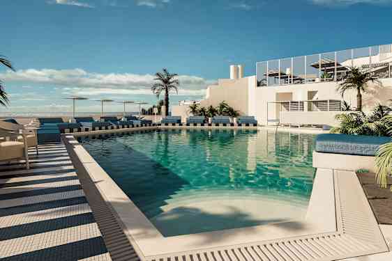 Solig poolmiljö med solsängar och parasoller omgivna av palmträd. (AI-genererad text)