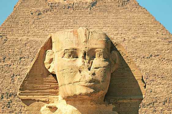 Bild på Sfinxen i Giza med en pyramid i bakgrunden. (AI-genererad text)