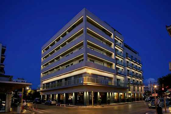 Ett flerfaldigt våningshotell belyst på natten. (AI-genererad text)