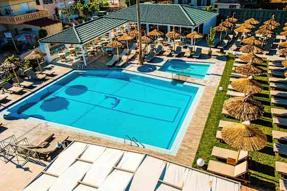 En pool med solstolar och parasoll vid en uteservering. (AI-genererad text)