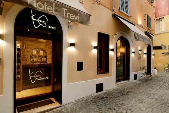 Utsidan av Hotel Trevi med ingång och skylt. (AI-genererad text)