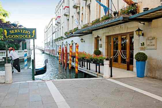 En gondol vid kajen nära ett hotell i Venedig. (AI-genererad text)