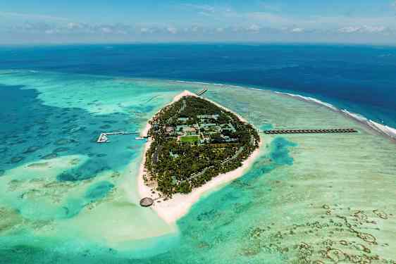 Flygvy av en tropisk ö omgiven av turkost hav med vita sandstränder och grön vegetation. (AI-genererad text)