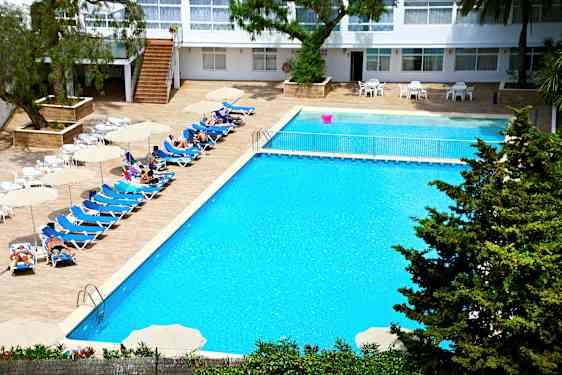 En hotellpool med solstolar, parasoller och människor som njuter av solen. (AI-genererad text)