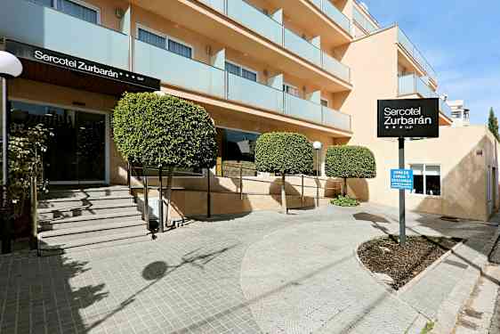 Bild av entrén till hotell Sercotel Zurbarán med träd och balkonger. (AI-genererad text)
