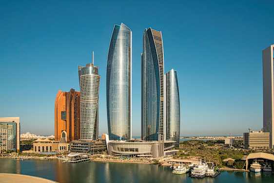 Skyskrapor med modern arkitektur vid havet. (AI-genererad text)