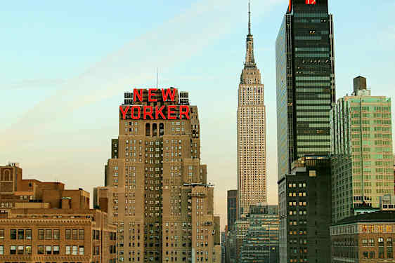En bild av stadssiluetten med en byggnad märkt "New Yorker" och omkringliggande skyskrapor. (AI-genererad text)