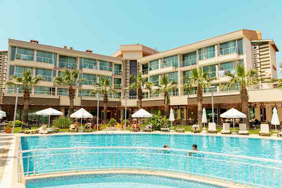 Hotellutsikt med pool, solstolar och parasoller. (AI-genererad text)