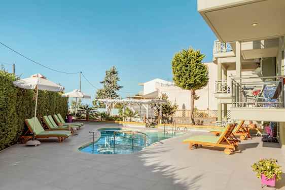 Utomhuspool med solstolar och parasoller. (AI-genererad text)