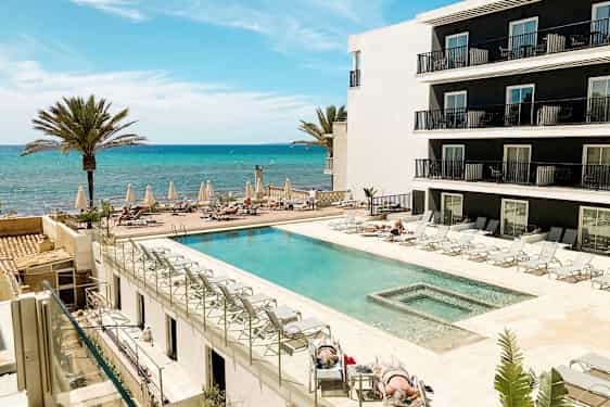 Utomhuspool vid ett hotell nära havet. (AI-genererad text)