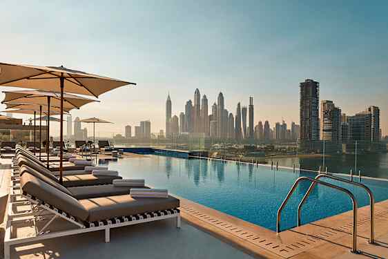 En infinitypool med stadssilhuett i bakgrunden. (AI-genererad text)