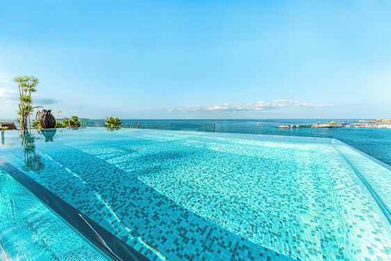 En infinitypool med utsikt över havet och den blå himlen. (AI-genererad text)