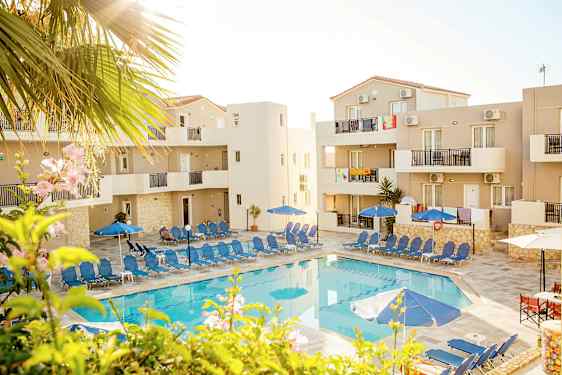 Bild av en pool med solstolar och parasoller omgiven av byggnader. (AI-genererad text)