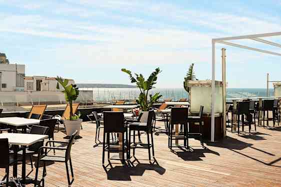 Terrass med utemöbler och utsikt över havet. (AI-genererad text)