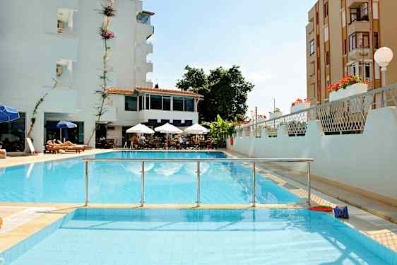 En bild av ett hotell med pool, sittgrupp med parasoller och solstolar. (AI-genererad text)