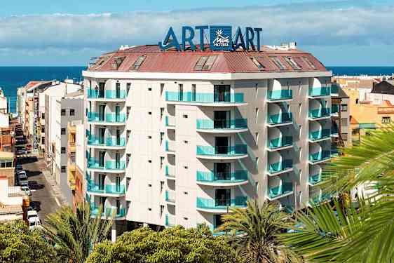 Hotellbyggnad med flera våningar och havsutsikt. (AI-genererad text)