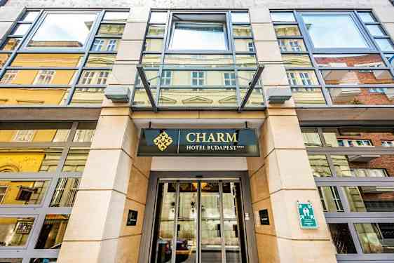 Entré till ett hotell med skylttexten "Charm Hotel Budapest". (AI-genererad text)