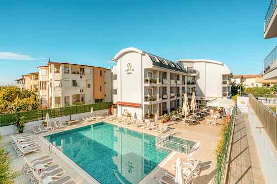 En byggnad med hotellfaciliteter vid en utomhuspool. (AI-genererad text)