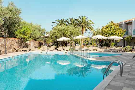 Utomhuspool omgiven av solstolar, parasoll och grönska. (AI-genererad text)