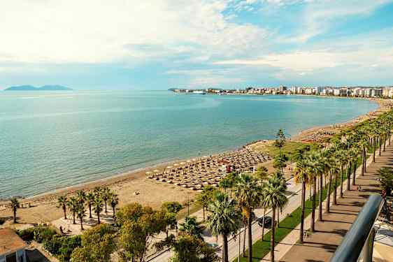 Strand med parasoll och havet i bakgrunden. (AI-genererad text)